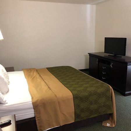 Econo Lodge Wisconsin Rapids Buitenkant foto
