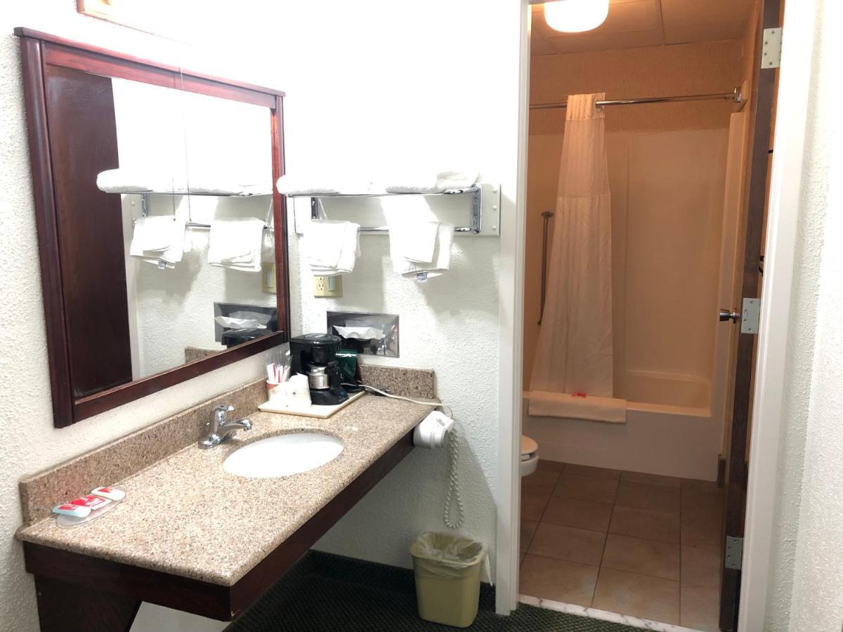 Econo Lodge Wisconsin Rapids Buitenkant foto