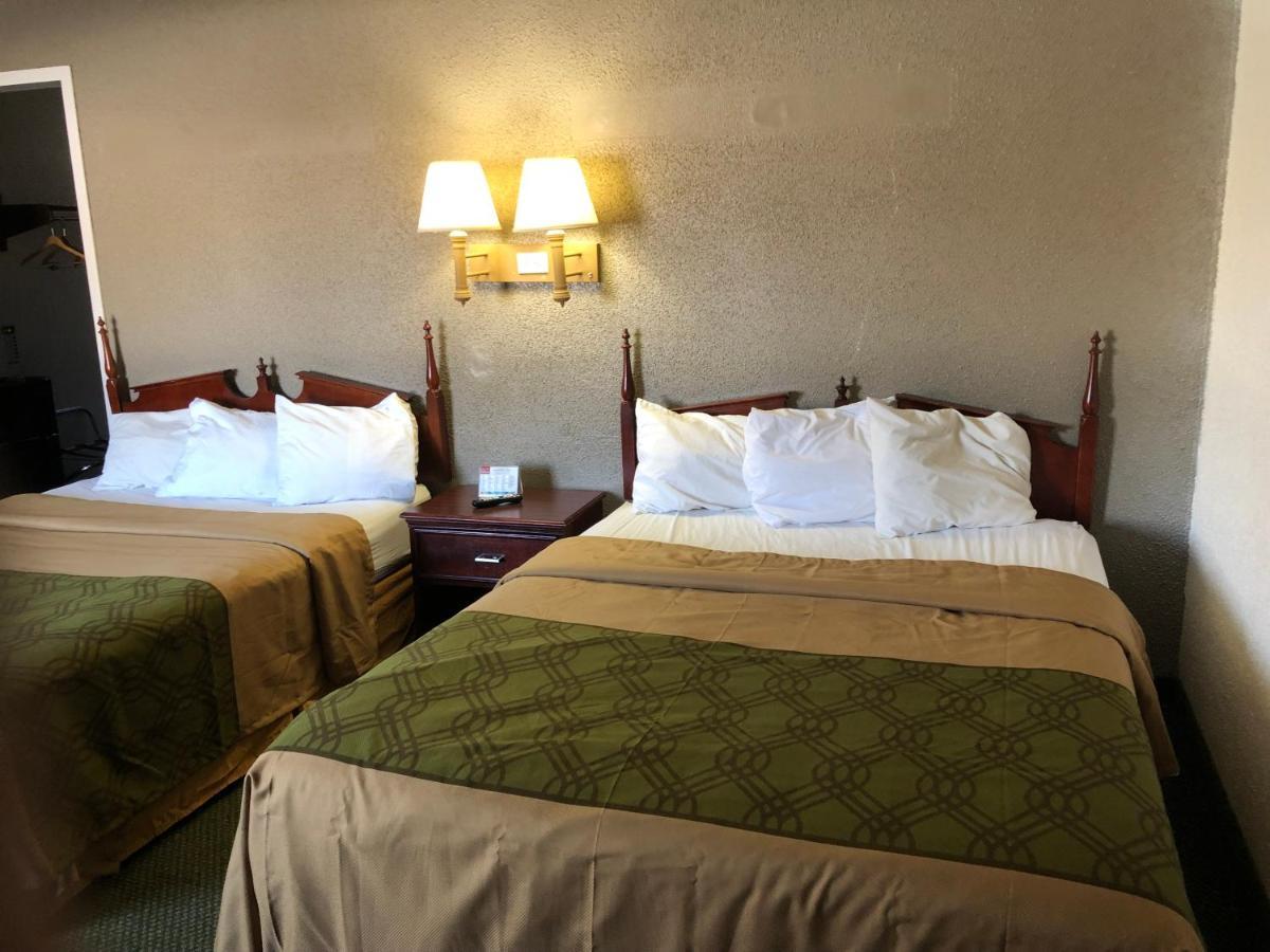 Econo Lodge Wisconsin Rapids Buitenkant foto