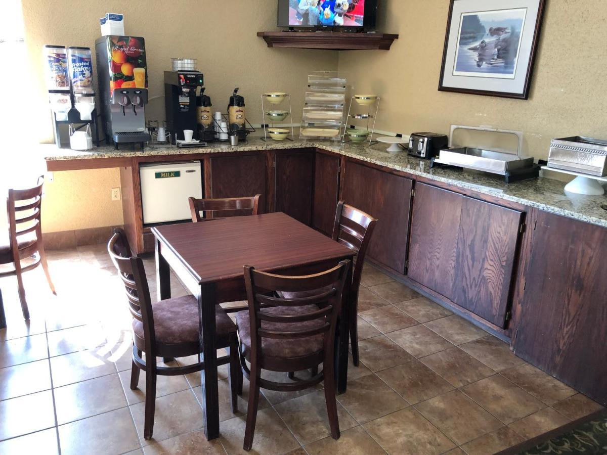 Econo Lodge Wisconsin Rapids Buitenkant foto