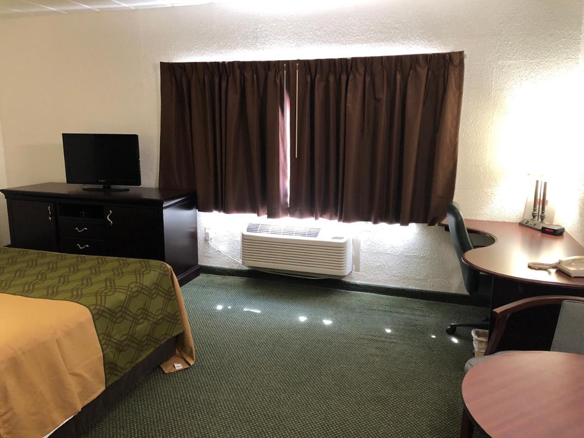 Econo Lodge Wisconsin Rapids Buitenkant foto