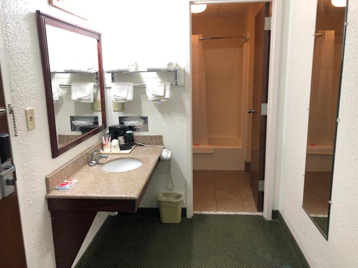 Econo Lodge Wisconsin Rapids Buitenkant foto