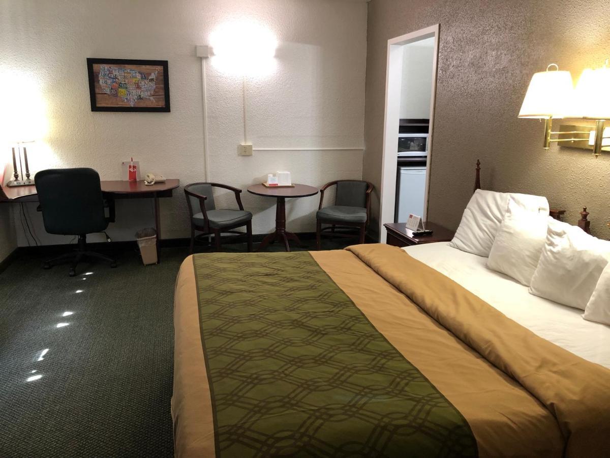 Econo Lodge Wisconsin Rapids Buitenkant foto