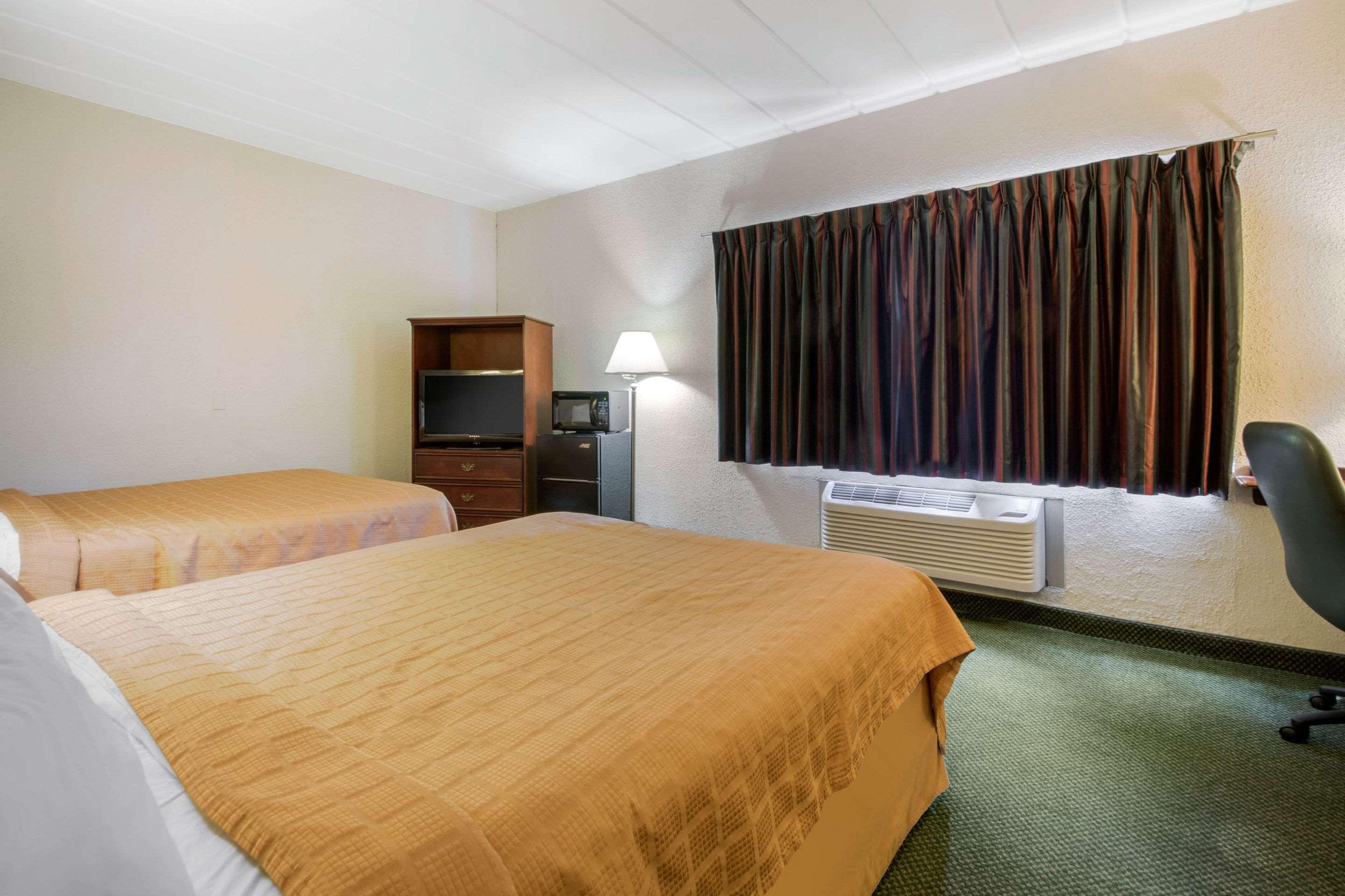 Econo Lodge Wisconsin Rapids Buitenkant foto