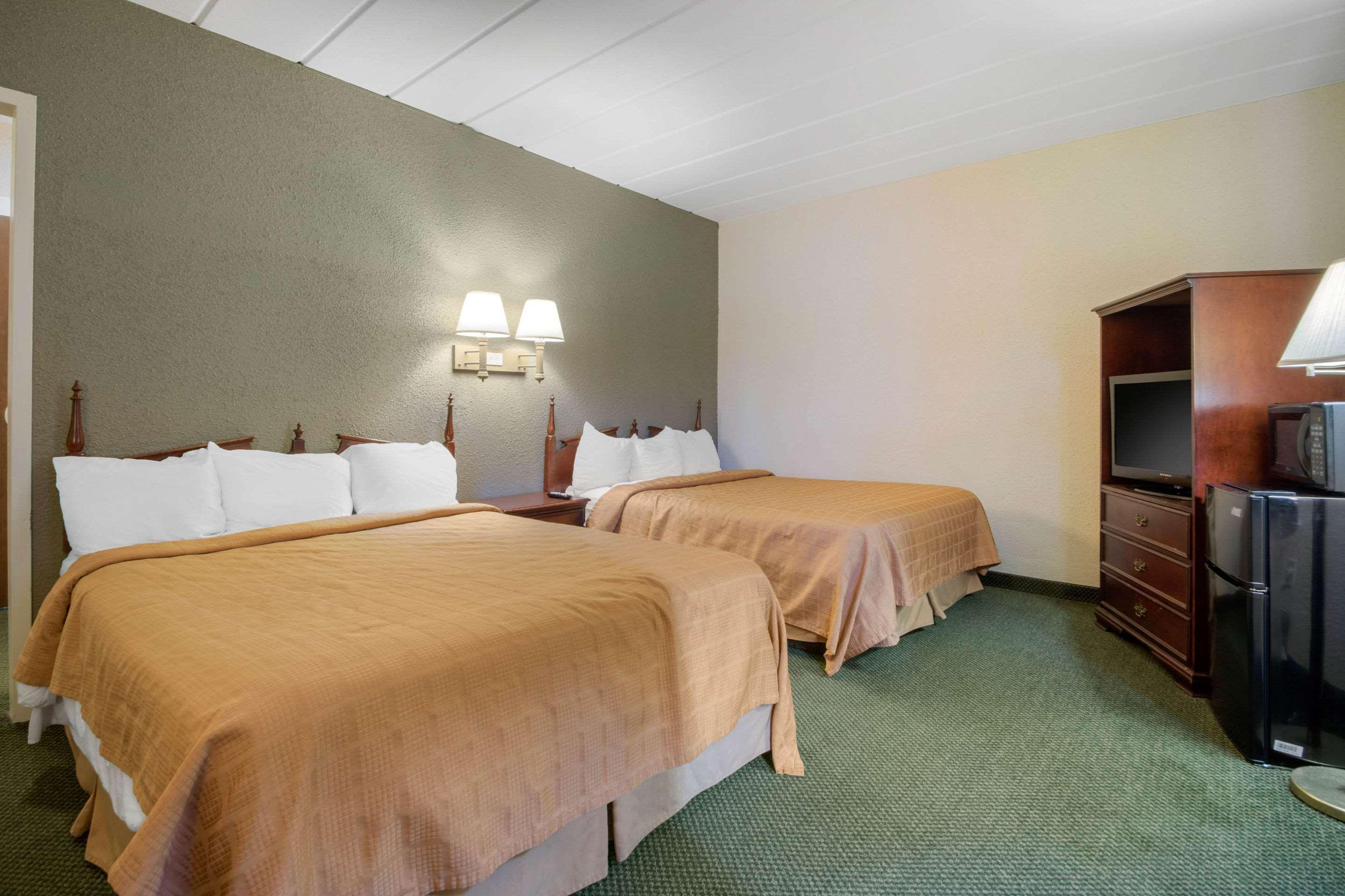 Econo Lodge Wisconsin Rapids Buitenkant foto