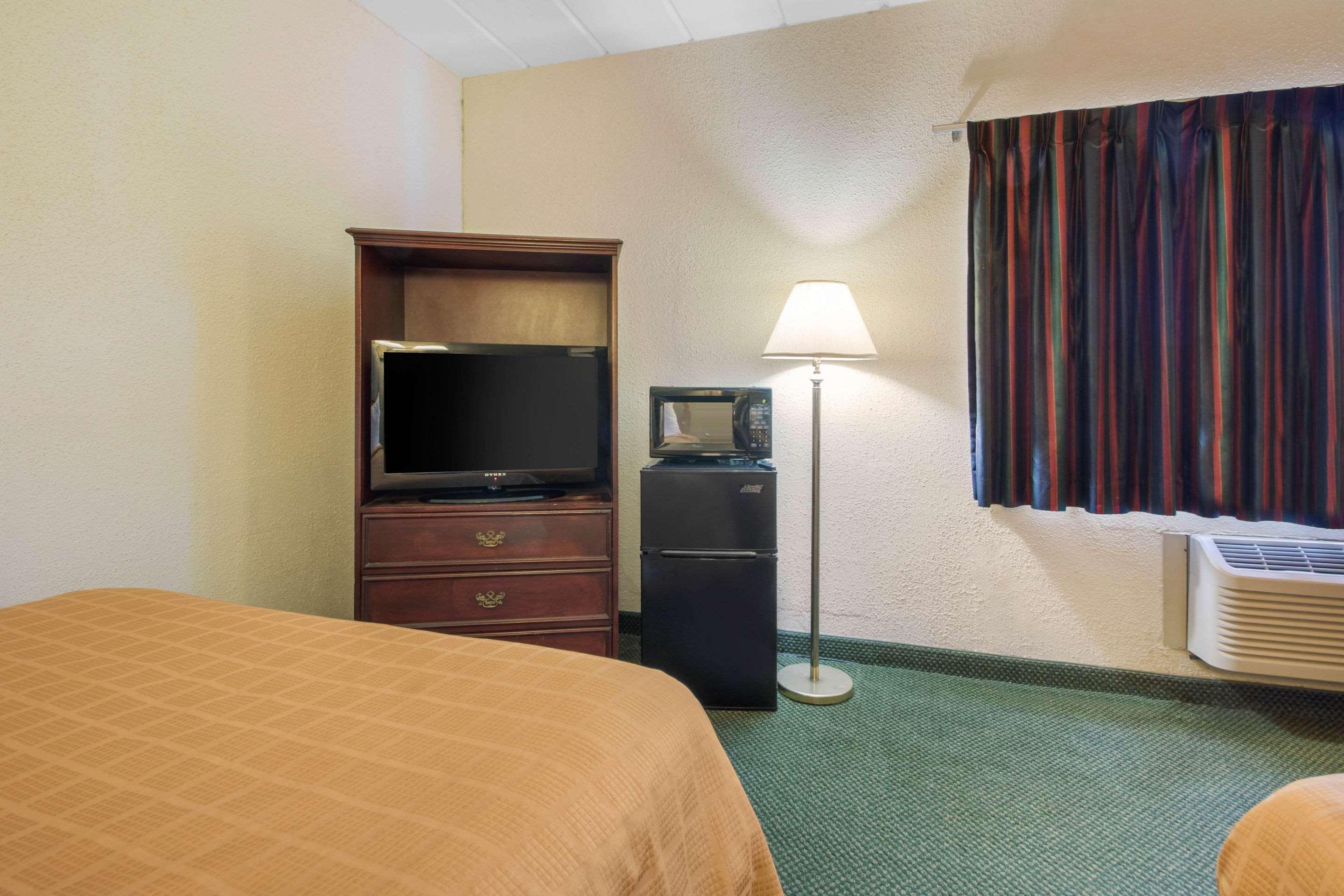 Econo Lodge Wisconsin Rapids Buitenkant foto