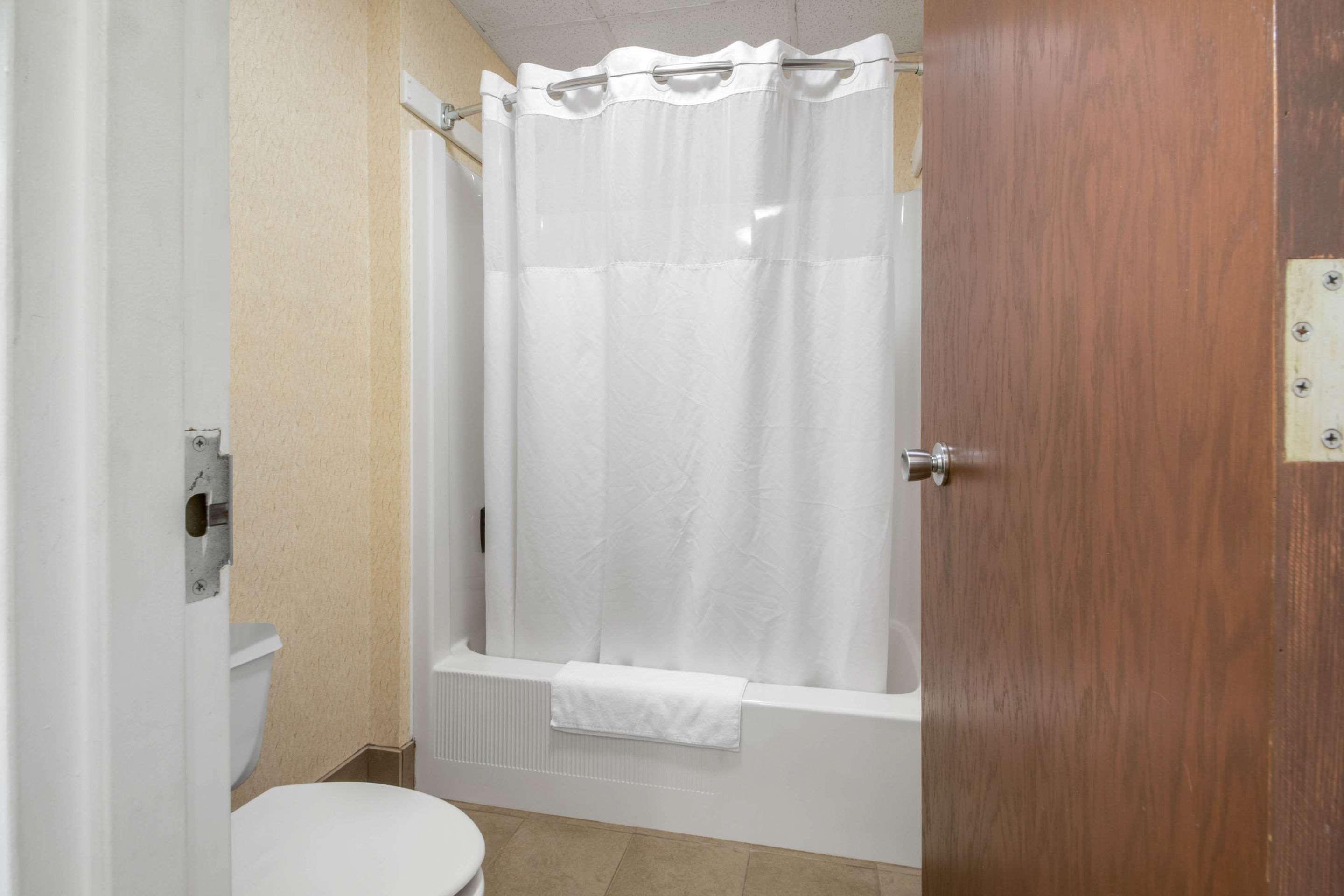 Econo Lodge Wisconsin Rapids Buitenkant foto