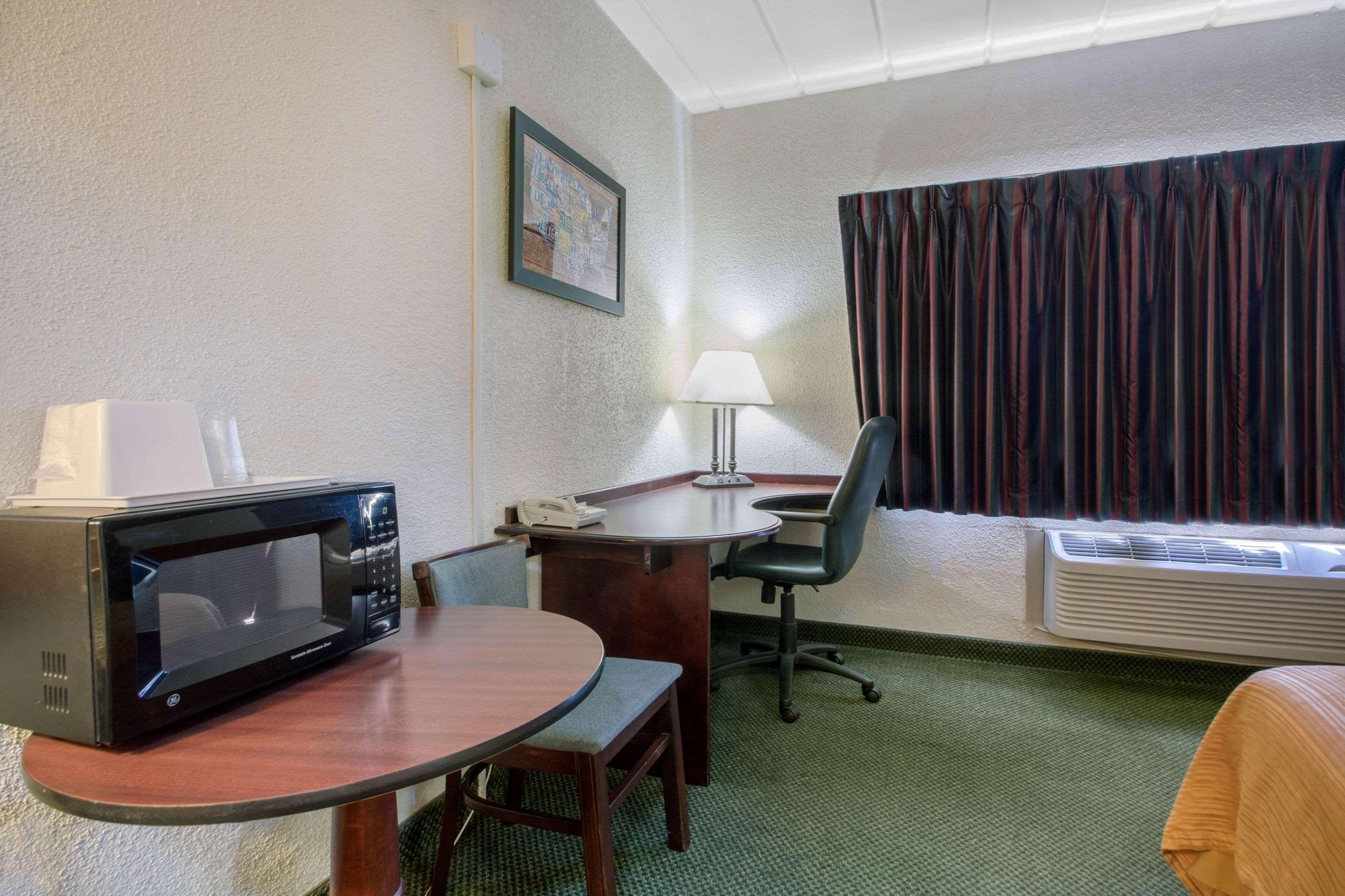 Econo Lodge Wisconsin Rapids Buitenkant foto
