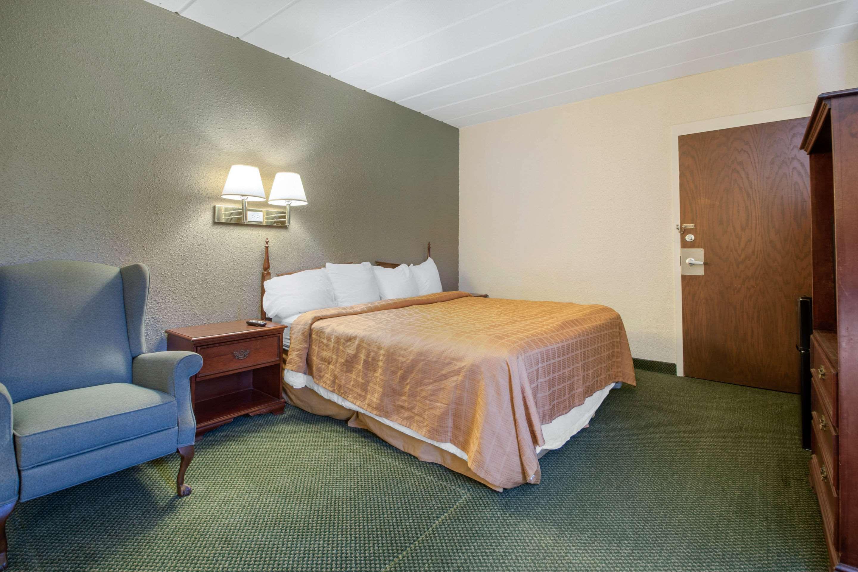 Econo Lodge Wisconsin Rapids Buitenkant foto