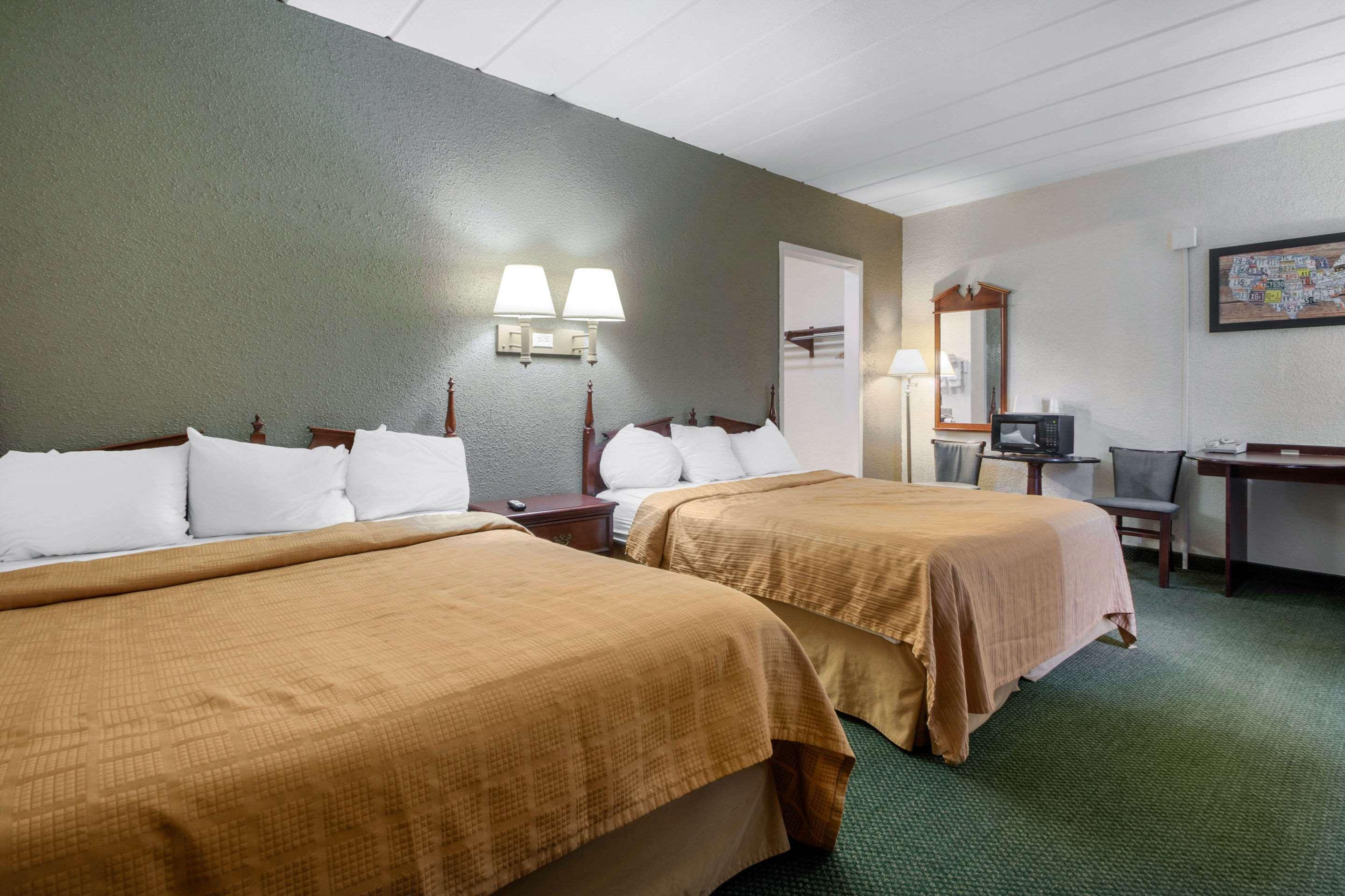 Econo Lodge Wisconsin Rapids Buitenkant foto
