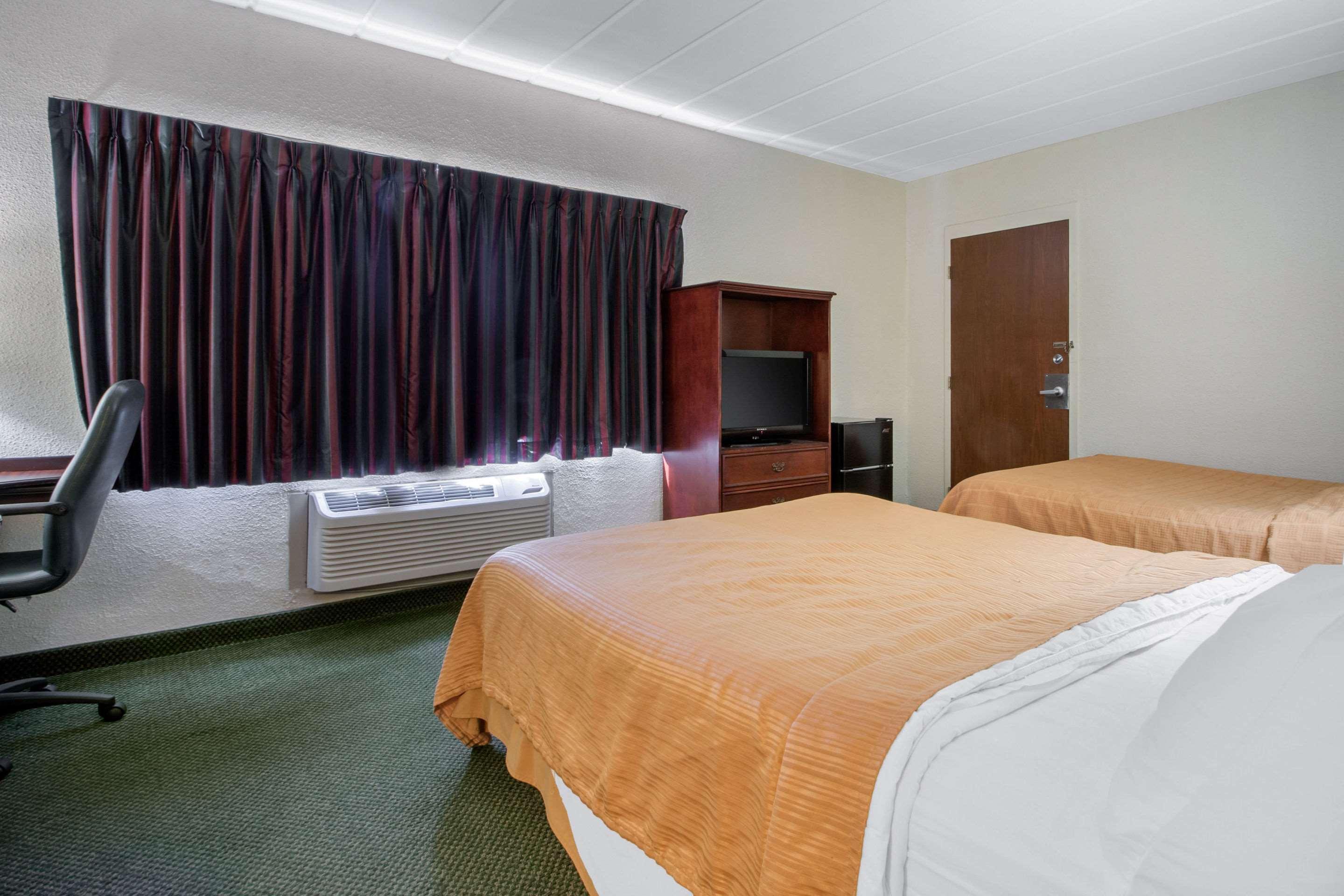 Econo Lodge Wisconsin Rapids Buitenkant foto