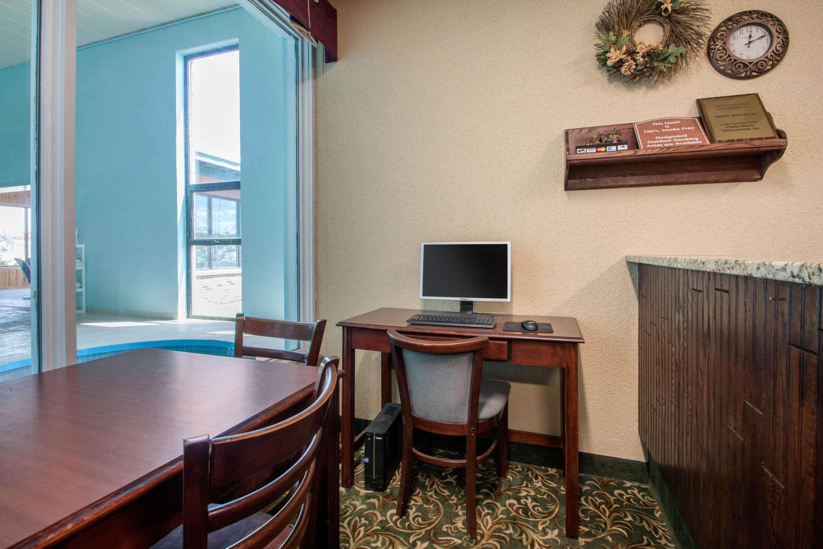 Econo Lodge Wisconsin Rapids Buitenkant foto