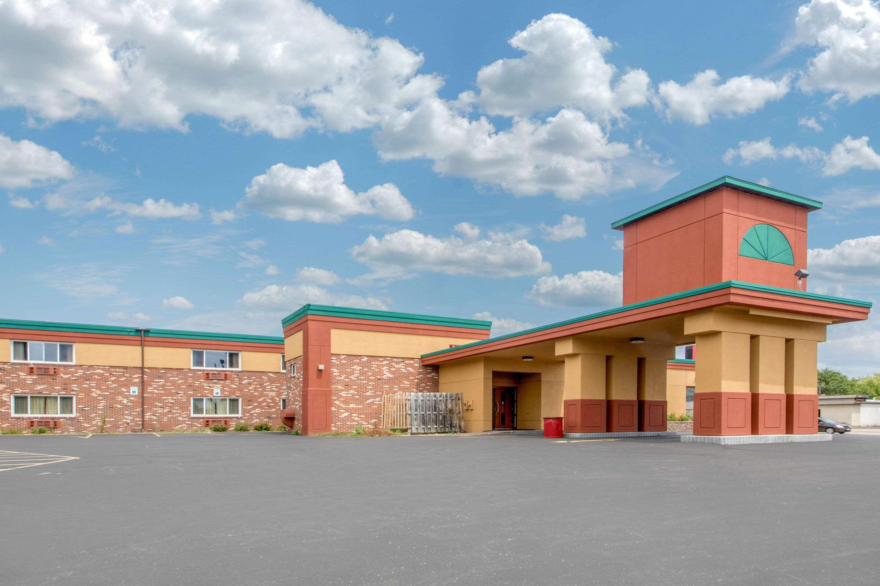 Econo Lodge Wisconsin Rapids Buitenkant foto