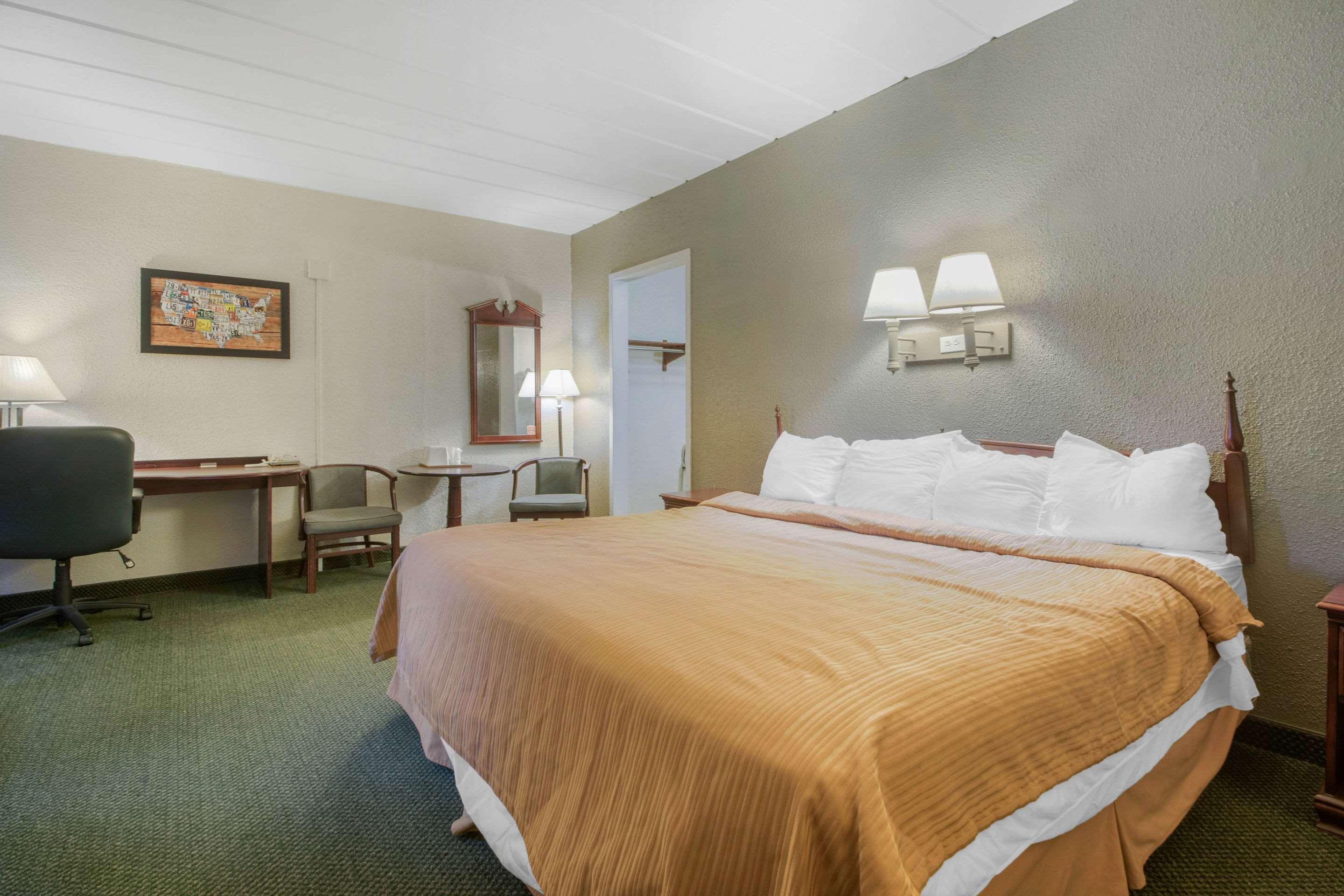 Econo Lodge Wisconsin Rapids Buitenkant foto