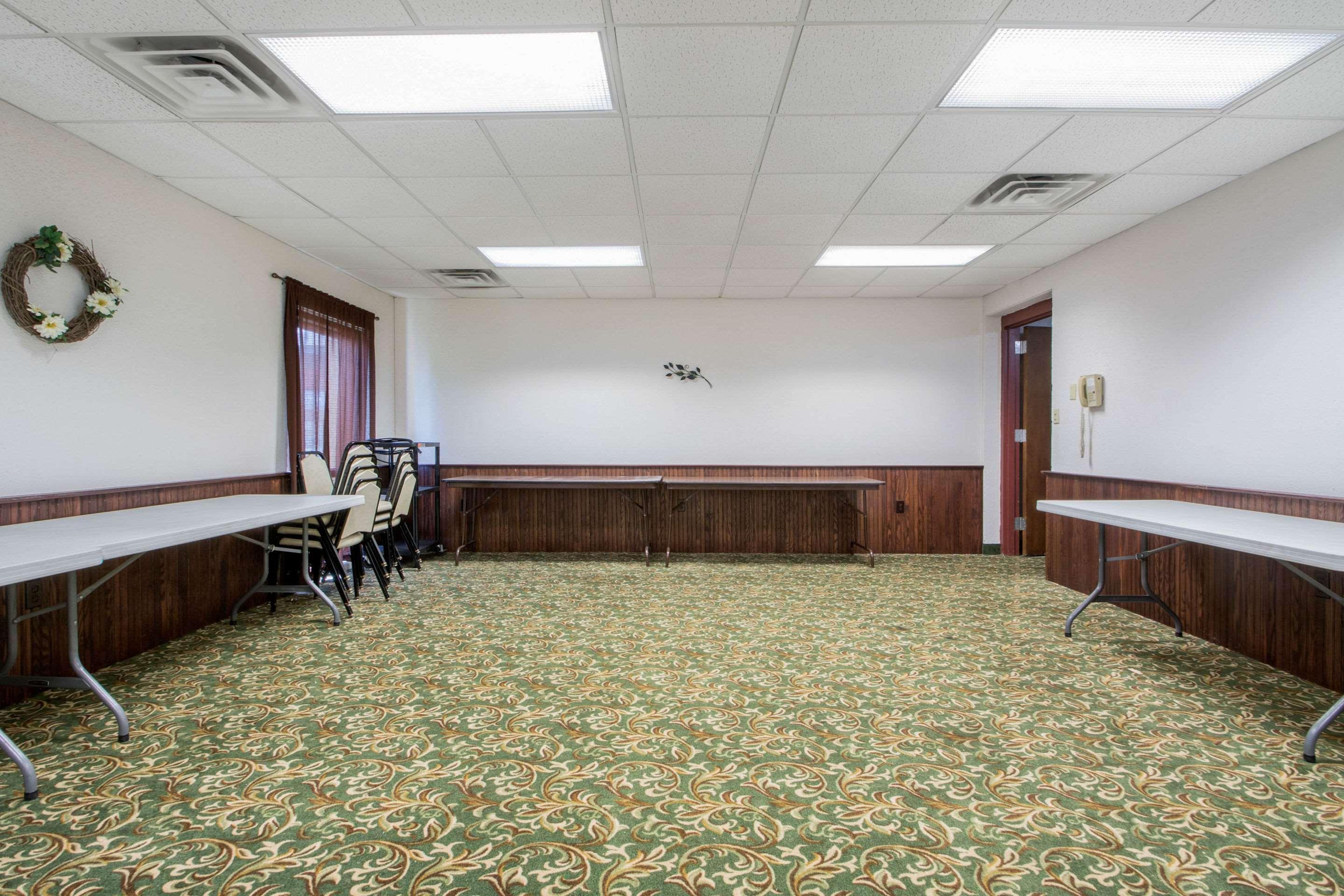 Econo Lodge Wisconsin Rapids Buitenkant foto