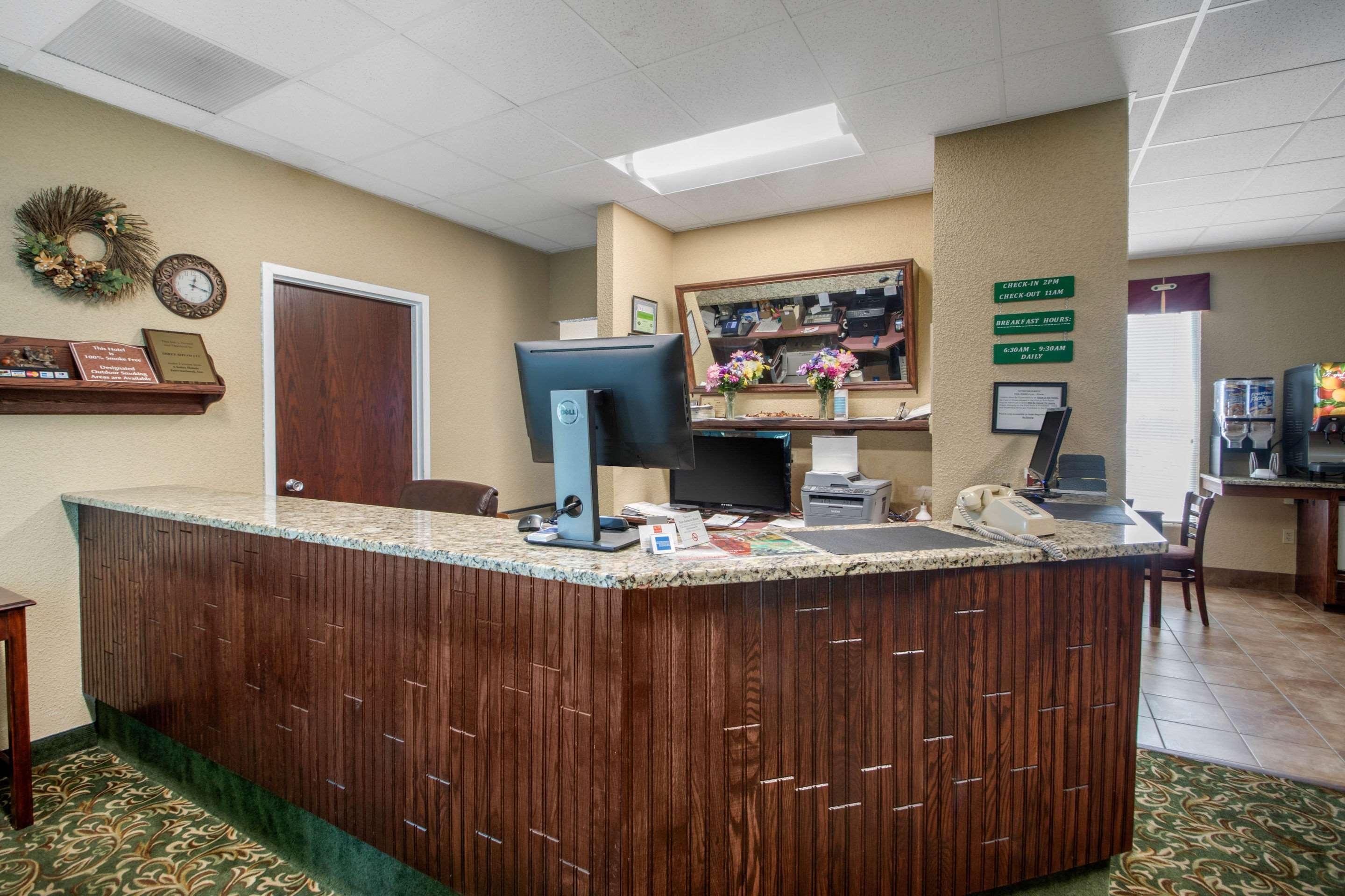 Econo Lodge Wisconsin Rapids Buitenkant foto
