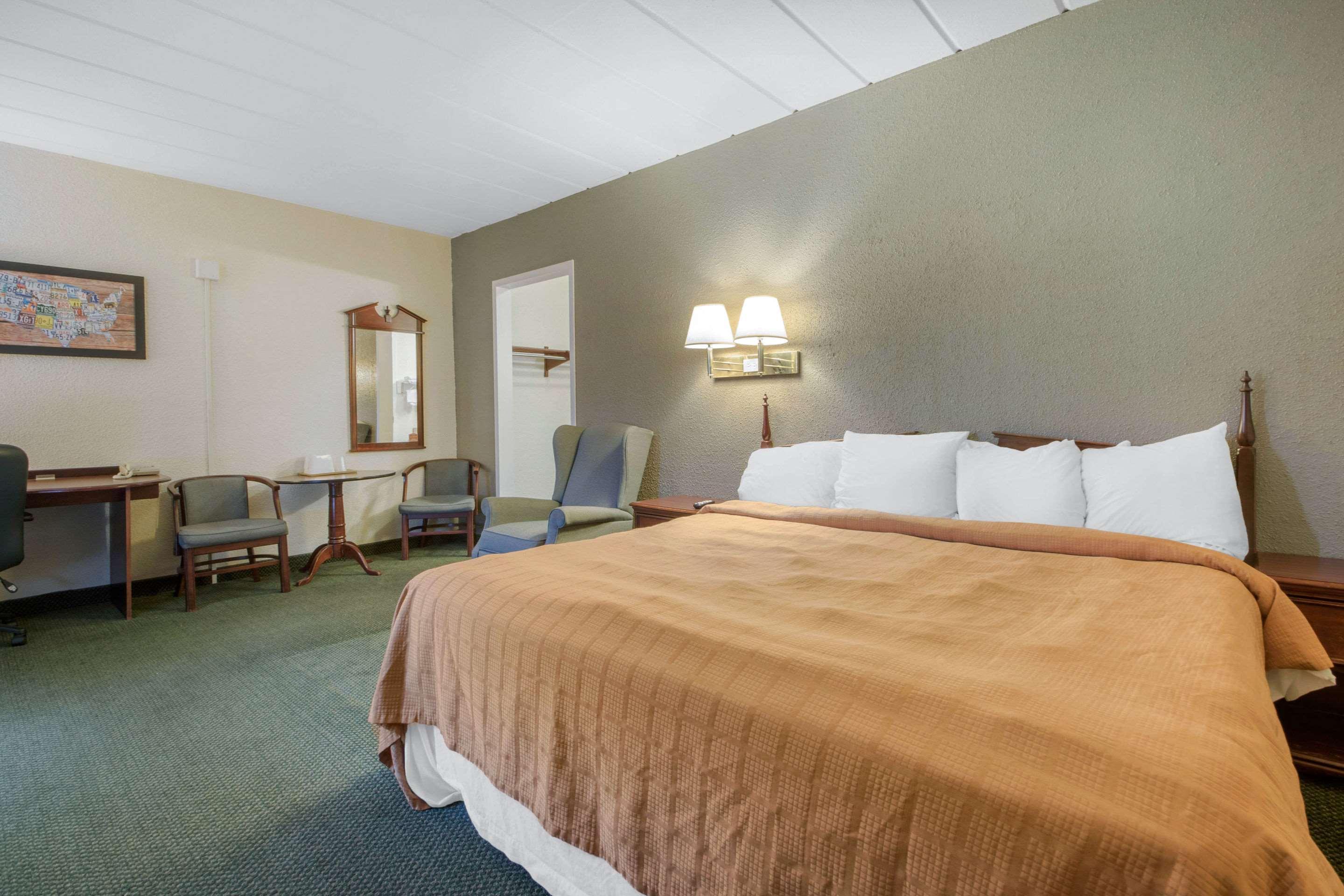 Econo Lodge Wisconsin Rapids Buitenkant foto