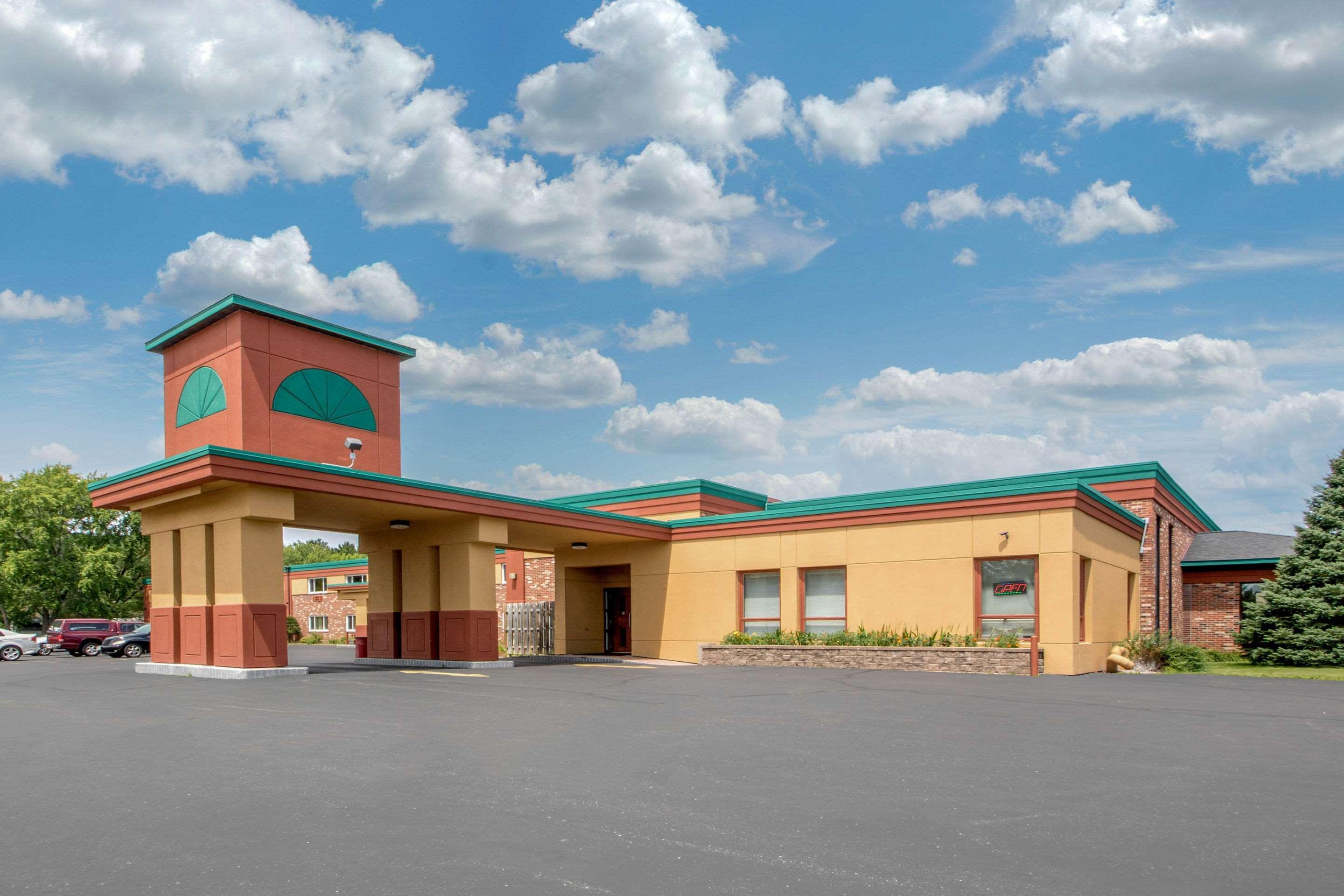 Econo Lodge Wisconsin Rapids Buitenkant foto