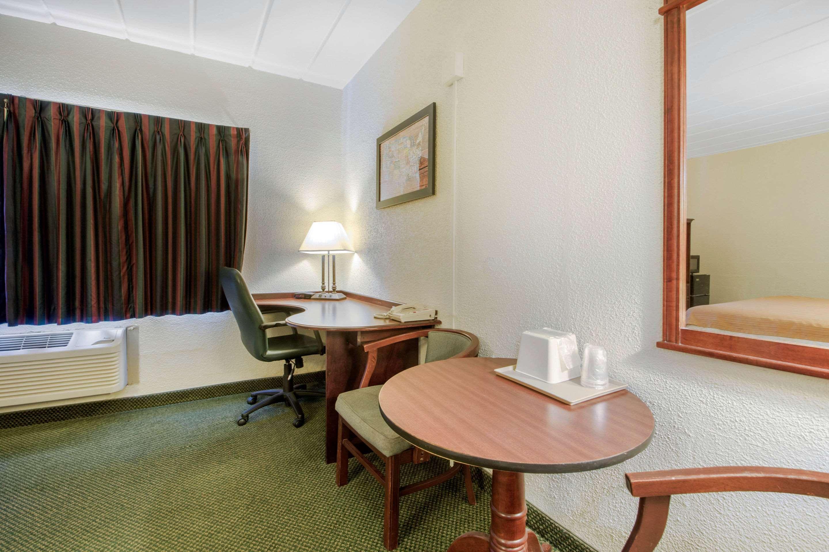 Econo Lodge Wisconsin Rapids Buitenkant foto