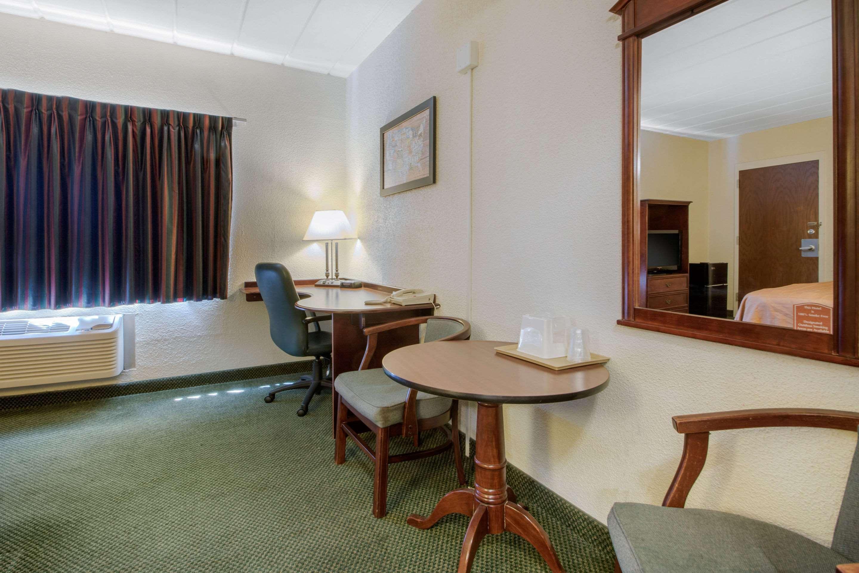 Econo Lodge Wisconsin Rapids Buitenkant foto