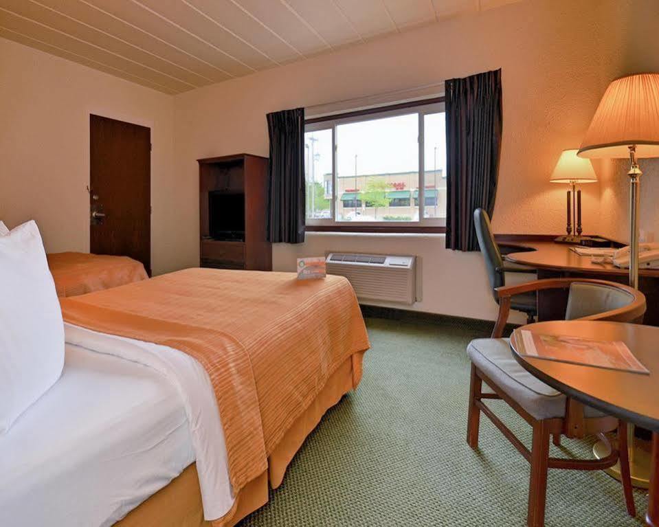 Econo Lodge Wisconsin Rapids Buitenkant foto