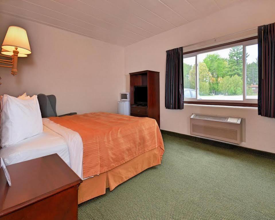 Econo Lodge Wisconsin Rapids Buitenkant foto