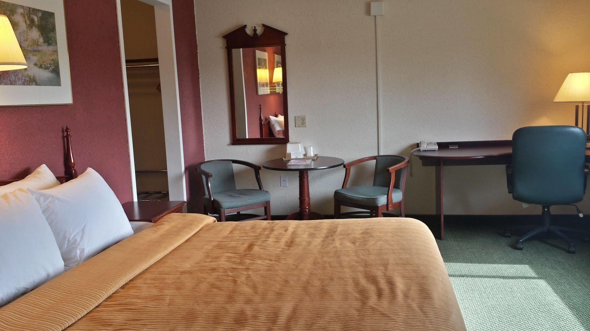 Econo Lodge Wisconsin Rapids Buitenkant foto