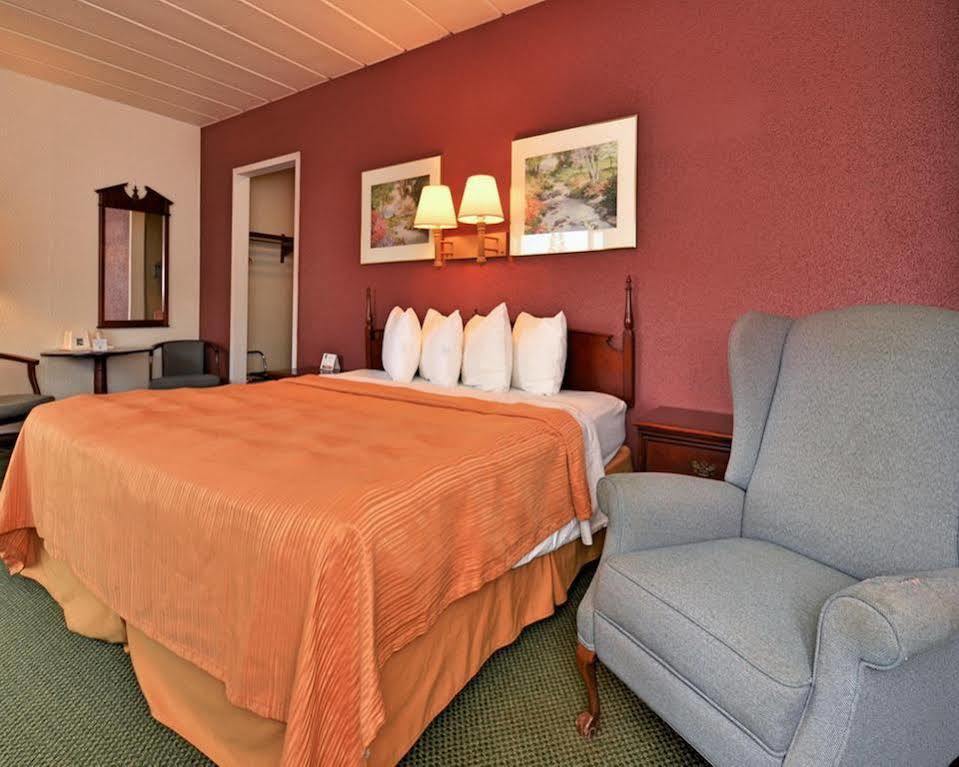 Econo Lodge Wisconsin Rapids Buitenkant foto