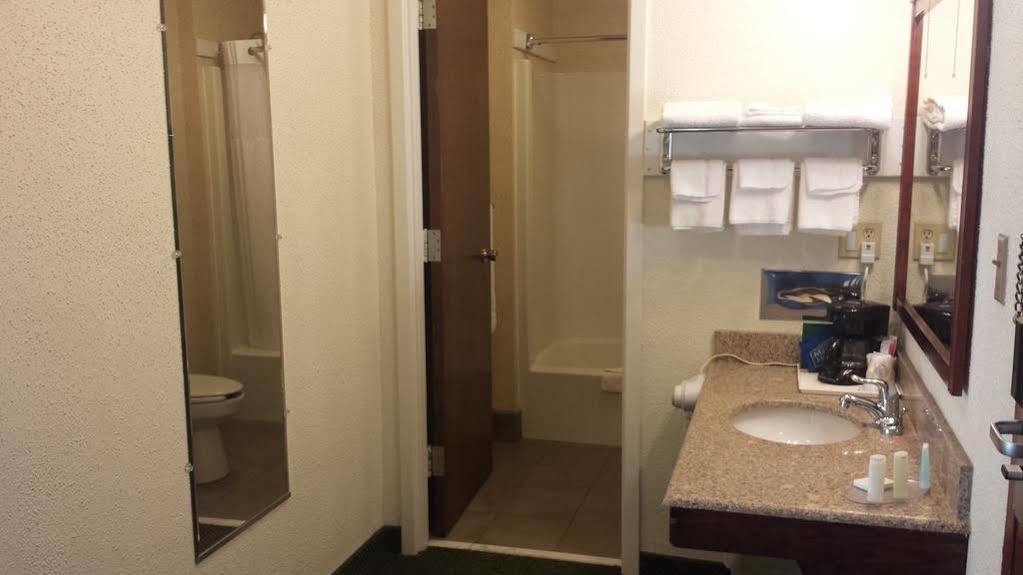 Econo Lodge Wisconsin Rapids Buitenkant foto